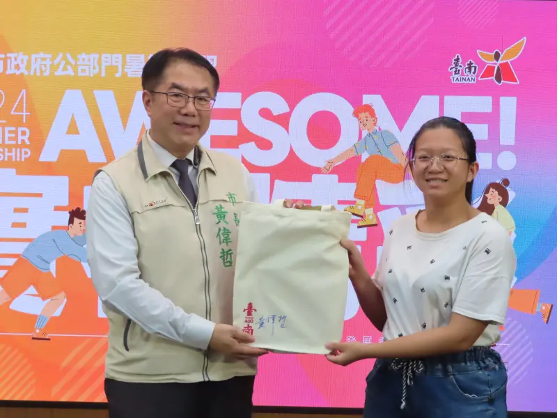 ▲台南市長黃偉哲特別準備台南400簽名紀念提袋，送給報名實習的學生。（圖／台南市府提供）