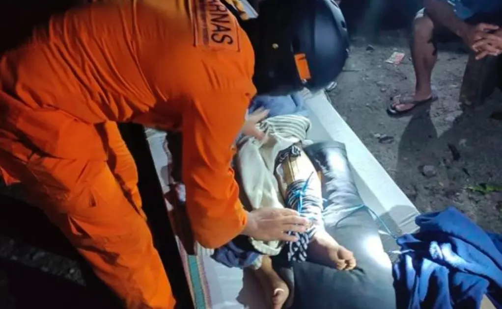 ▲印尼搜救人員在非法礦區的土石流事件中積極搜救，已確認17人死亡、45人失蹤。（圖／翻攝自X）