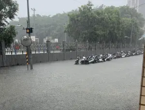 雷雨襲板橋！浮洲橋、僑中二街淹水塞爆　機車輪胎「淹到看不見」
