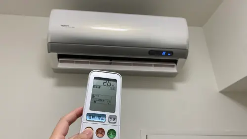 ▲冷氣、變頻空調、遙控器。（圖／記者黃韻文攝）