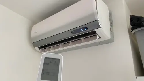 ▲冷氣、變頻空調、遙控器。（圖／記者黃韻文攝）