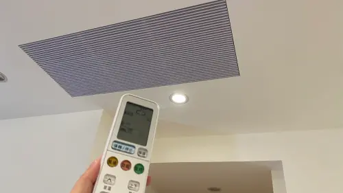 ▲吊隱式冷氣、空調、遙控器。（圖／記者黃韻文攝）