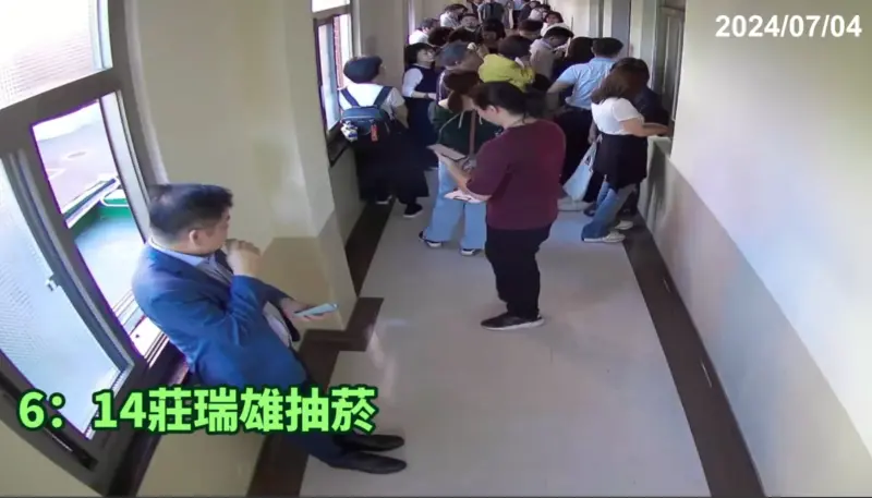 ▲莊瑞雄也疑似抽電子菸。(圖/國民黨團提供)