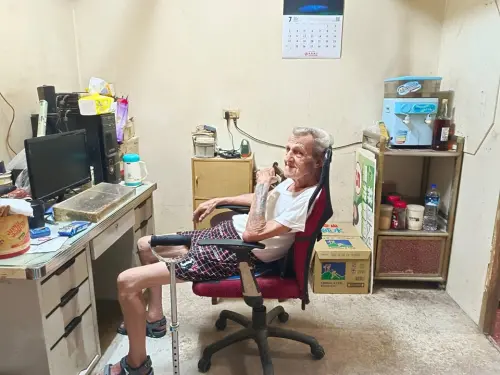 ▲英國人馬爺爺Jerry來台超過30年,為了照顧流浪貓不遺餘力,除了花光積蓄收留貓咪,最多更曾一次照顧200隻貓,如今卻傳出離世消息。(圖/翻攝自臉書粉專「高雄市議員 邱于軒」) ▲英國人馬爺爺Jerry來台超過30年,為了照顧流浪貓不遺餘力,除了花光積蓄收留貓咪,最多更曾一次照顧200隻貓,如今卻傳出離世消息。(圖/翻攝自臉書粉專「高雄市議員 邱于軒」)