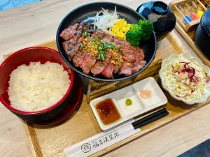 日本入口即化「福吉漢堡排」登台!定食199元、主食買一送一優惠 ▲「熟成橫膈膜牛排」Q彈帶嫩,表面再煎烤一會兒,還能吃到香脆口感。(圖/記者蕭涵云攝)