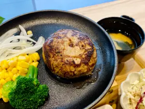 日本入口即化「福吉漢堡排」登台!定食199元、主食買一送一優惠 ▲「福吉漢堡排」只使用黑毛和牛與日本國產牛,業者建議鐵板上的肉汁也可一起拌入白飯,吃得到油香。(圖/記者蕭涵云攝)