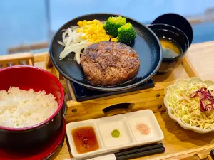 日本入口即化「福吉漢堡排」登台!定食199元、主食買一送一優惠 ▲490元的「100% A5和牛漢堡排」軟嫩到幾乎不用咬,怕生的消費者也可以多面煎烤過再享用。(圖/記者蕭涵云攝)