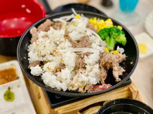 日本入口即化「福吉漢堡排」登台!定食199元、主食買一送一優惠 ▲「福吉漢堡排」還能變出和牛蒜香鐵板炒飯。(圖/記者蕭涵云攝)