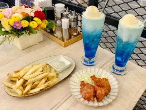 日本入口即化「福吉漢堡排」登台!定食199元、主食買一送一優惠 ▲福吉配餐豐富,左起:酥炸薯條、唐揚雞、冰淇淋蘇打。(圖/記者蕭涵云攝)