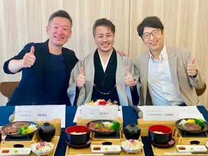 日本入口即化「福吉漢堡排」登台!定食199元、主食買一送一優惠 ▲創始人主廚住村哲央(圖中),親自來台坐鎮「福吉漢堡排」開幕。(圖/記者蕭涵云攝)