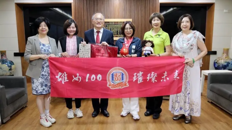 ▲高雄女中校長鄭文儀在議員湯詠瑜陪同下，拜會高雄市議會議長康裕成，邀請康議長共襄盛舉參與雄女百年校慶。（圖／高雄市議會提供）