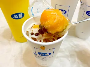 50嵐懷舊「芒果青」台北也有!50元爽喝芒果冰+青茶:再免費加料 ▲50元爽喝芒果冰淇淋+青茶,還能免費加料,真的消暑又划算。(圖/記者蕭涵云攝)