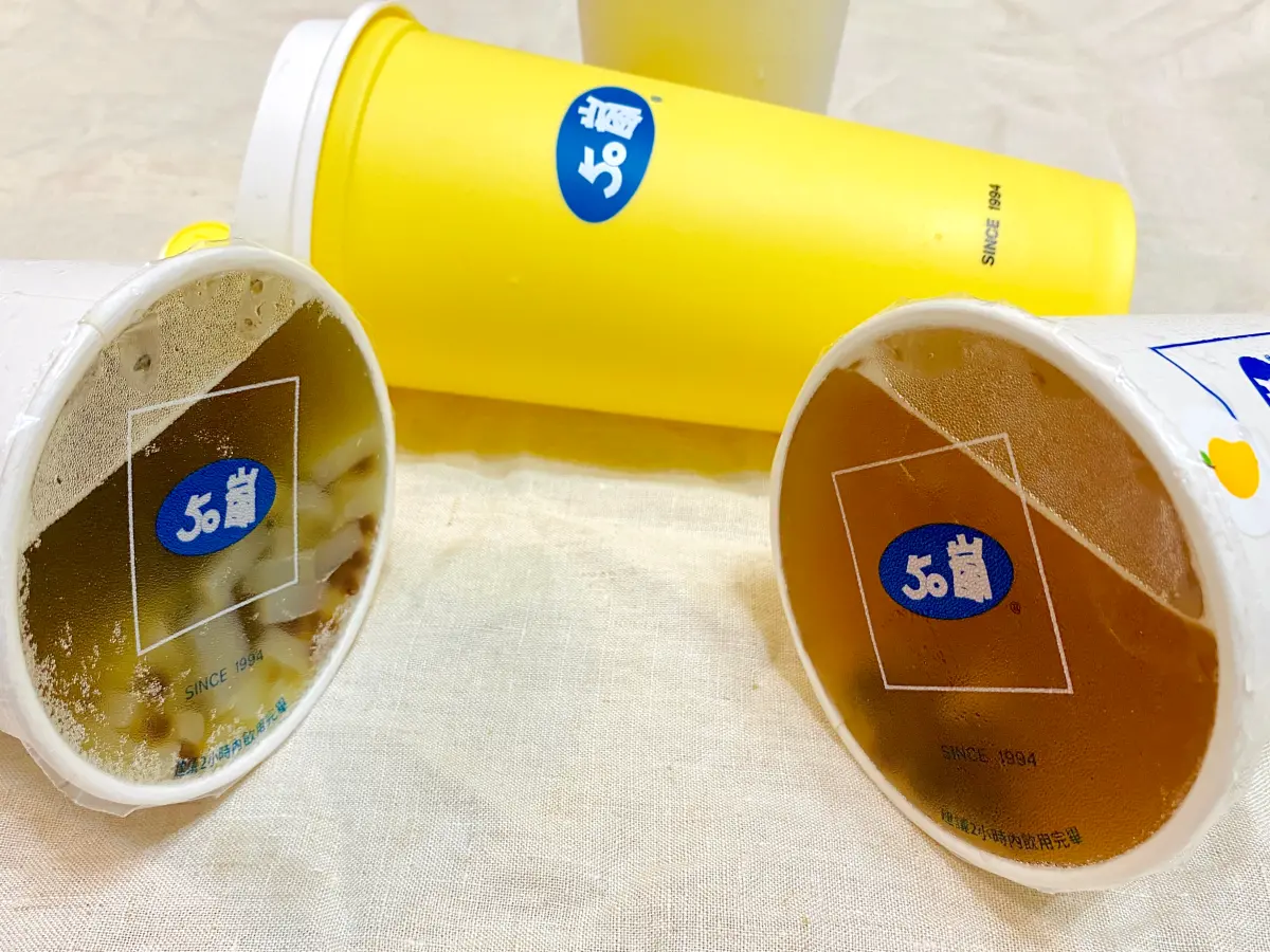 ▲台灣手搖飲「50嵐」去年底上市一款新飲料「重焙烏龍拿鐵」，開賣才3個月一票網友推爆巨好喝打敗紅茶拿鐵，「茶與奶的比例非常完美」，分享「一定要加小顆珍珠會升天」，是珍珠奶茶控的新歡。（圖／記者蕭涵云攝）