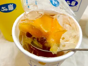 50嵐懷舊「芒果青」台北也有!50元爽喝芒果冰+青茶:再免費加料 ▲推薦50嵐「芒果青」內行吃法,單獨先吃芒果冰淇淋雪酪口感,等剩下的冰融化在青茶裡,再喝消暑水果茶風味。(圖/記者蕭涵云攝)