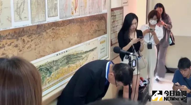 ▲國民黨立委賴士葆駕車撞飛行人,在立院受訪時鞠躬致歉。(圖/讀者提供)