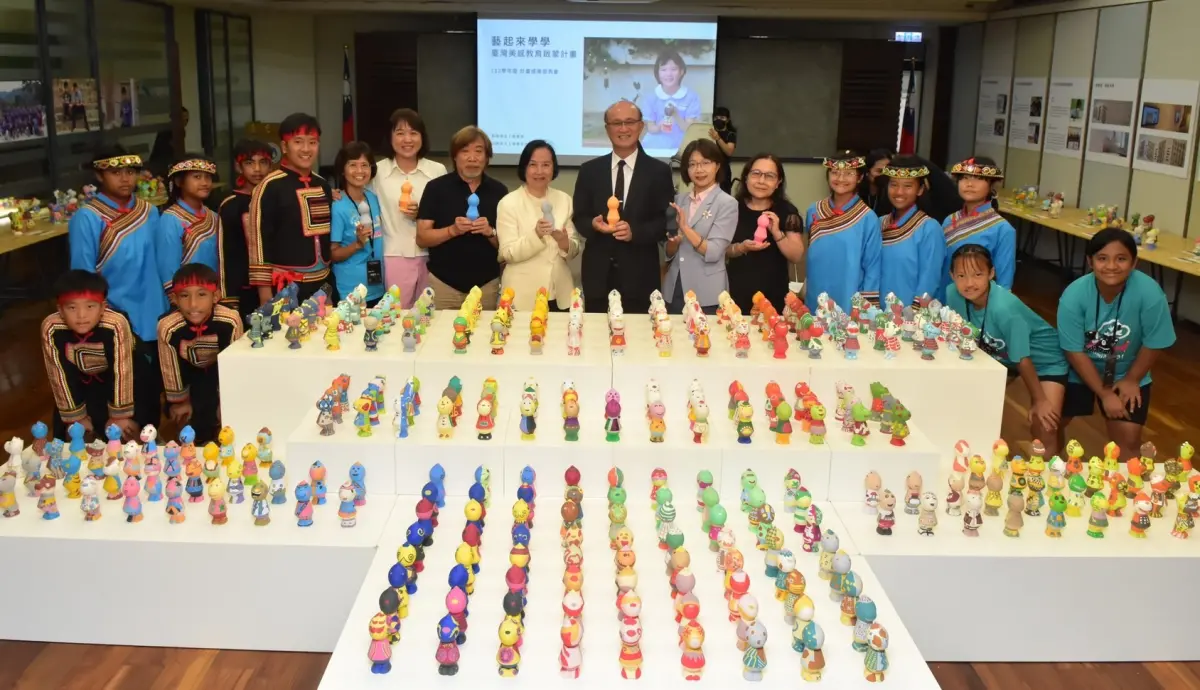 ▲教育部攜手學學文化創意基金會辦理「藝起來學學-臺灣美感教育啟蒙計畫」，成果發表會上展出國中小學生彩繪的500件「小感動龍」陶坯。（圖／教育部提供）