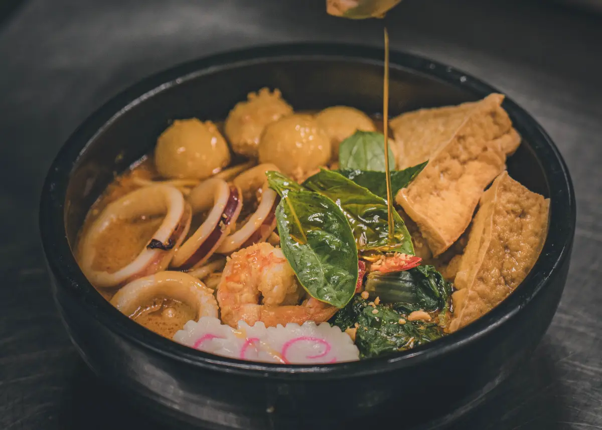 ▲天氣熱不少人愛吃爽口的叻沙，普橘島分享「南洋海鮮叻沙麵」食譜作法，夏天吃超開胃。（圖／普橘島提供）