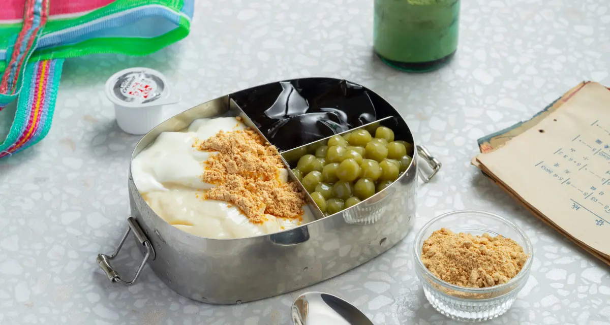 ▲手搖飲料一沐日真的開賣懷舊便當！12週年打造「滿滿都是料」的料神便當盒，放滿粉粿、草仔粿、粉圓、豆花、嫩仙草神級甜點，全部共有2款便當盒、3種配料組合，販售價格、開賣門市一次整理。（圖／一沐日提供）