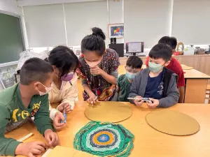 連江縣東莒國小海廢編織跨域美感課程。 ▲連江縣東莒國小海廢編織跨域美感課程