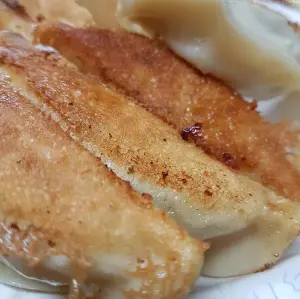 阿堂鍋貼皮偏厚但酥脆,內餡是韭黃豬肉。(圖/取自過上好日子臉書社團) ▲阿堂鍋貼皮偏厚但酥脆,內餡是韭黃豬肉。(圖/取自過上好日子臉書社團)