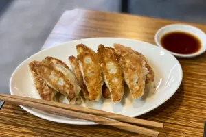 龍山商場美食街裡的香義鍋貼蒸餃,強調鍋貼現點現煎。(圖/記者葉盛耀攝) ▲龍山商場美食街裡的香義鍋貼蒸餃,強調鍋貼現點現煎。(圖/記者葉盛耀攝)