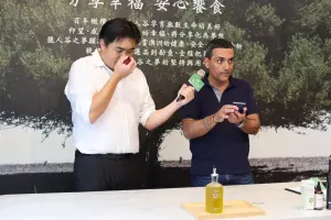 ▲擁有橄欖樹種植博士學位的Mauro分享品油方式。(圖/業者提供) ▲擁有橄欖樹種植博士學位的Mauro分享品油方式。(圖/業者提供)