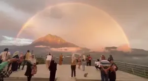 宛如神蹟!神山上出現拱門彩虹 大馬最高峰美景曝