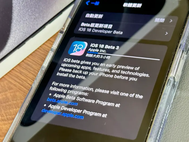 ▲蘋果iOS 18 將加入通話錄音功能，如果手機有支援Apple Intelligence還可以將錄音檔轉成逐字稿，甚至透過AI生成摘要。（圖／記者周淑萍攝）