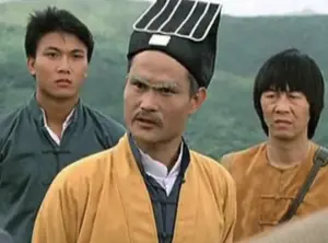 ▲錢小豪(左)當年出演《殭屍先生》打開知名度,和已故林正英(中)在片中與殭屍鬥智鬥勇。(圖/微博) ▲錢小豪(左)當年出演《殭屍先生》打開知名度,和已故林正英(中)在片中與殭屍鬥智鬥勇。(圖/微博)