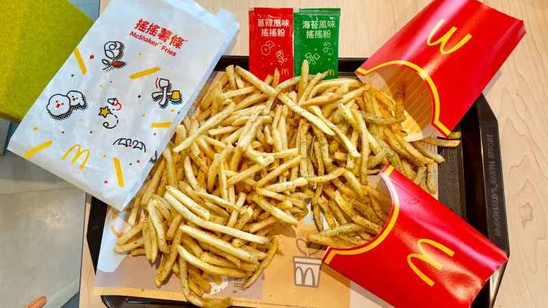 ▲7月22日節氣大暑,吃麥當勞經典配餐選大薯「免費升級搖搖薯條」優惠!摩斯蒟蒻冰紅茶「買一送一」連喝3天,即日起大暑消消薯,開吃「黃金地瓜薯條+大可樂」69元優惠。(圖/記者蕭涵云攝)