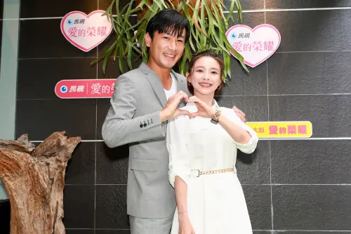 ▲傅子純、吳婉君、許仁杰、謝京穎在民視《愛的榮耀》飾演2對兄弟夫妻檔。(圖/民視提供) ▲傅子純、吳婉君、許仁杰、謝京穎在民視《愛的榮耀》飾演2對兄弟夫妻檔。(圖/民視提供)