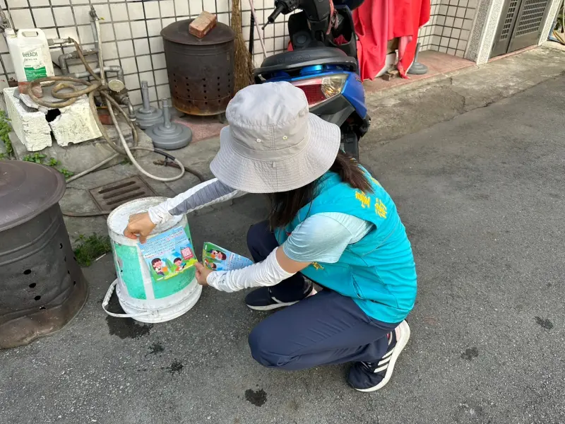 ▲中市府防疫人員衛教民眾落實居家環境容器減量及孳生源清除(圖／衛生局提供2024.7.10)