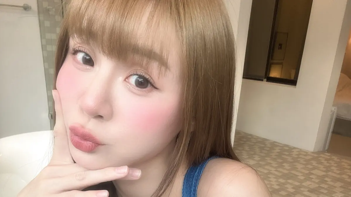 ▲短今福利大放送，穿高衩泳裝秀新髮色，相當有誠意。（圖／短今臉書）