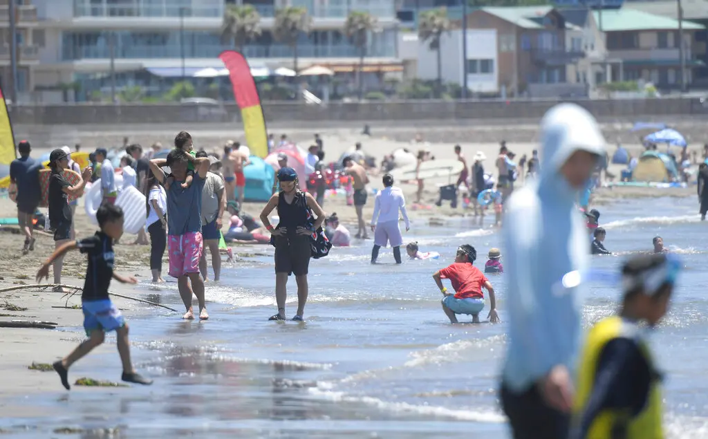 ▲夏日炎炎，戲水的民眾也增加，為了防範溺水事件發生，日本數個水域導入了AI系統來協助。圖為鎌倉由比濱海水浴場。（圖／美聯社／達志影像）