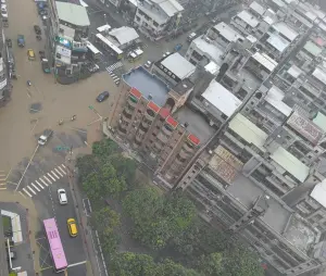 雨彈炸台北！信義區嚴重淹水「路面變黃河」　高空畫面曝光
