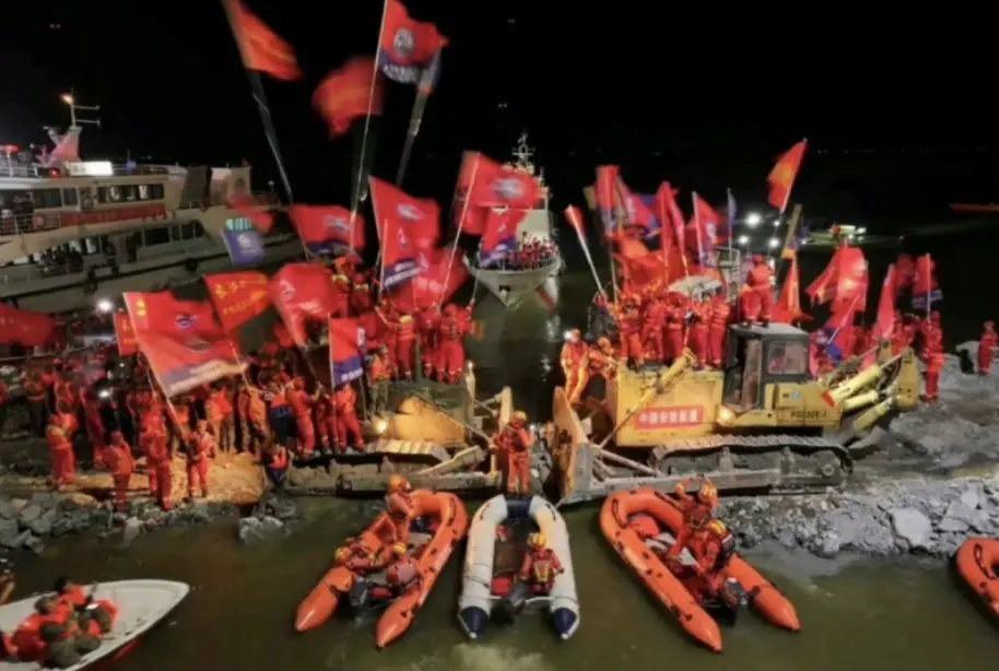 ▲洞庭湖決堤，湖南消防8日晚間堵上決口，中國官方大張旗鼓慶賀。（圖／翻攝自微博）