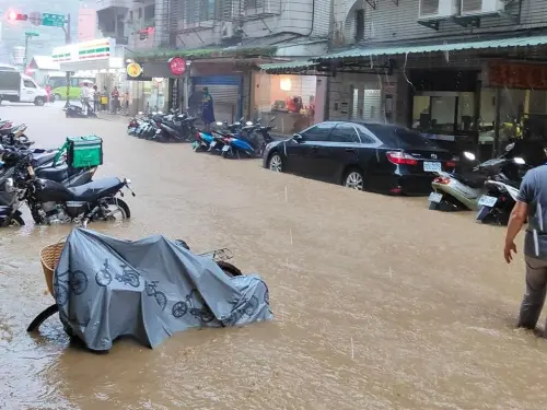 ▲雙北地區今（10）日下午發生大雷雨，造成信義區多處路段出現淹水情形。（圖／翻攝畫面）