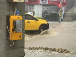 ▲大雨導致信義區多處路段淹水。（圖／翻攝畫面）