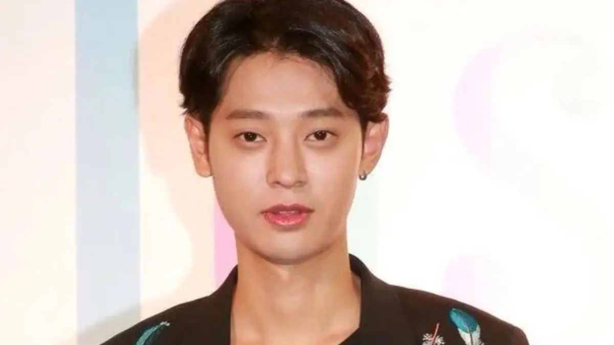 ▲ 鄭俊英夜店熱吻法國嫩妹！被爆料開IG小帳搭訕「謊稱來自波士頓」，韓國網友猛烈撻伐砲轟：「真噁心。」（圖／微博）