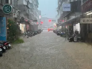 午後雨彈來襲!北市信義區慘成一片汪洋 機車水淹達半個輪胎高