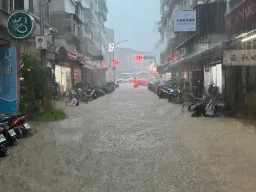 ▲大雨導致信義區多處路段淹水。（圖／翻攝畫面）