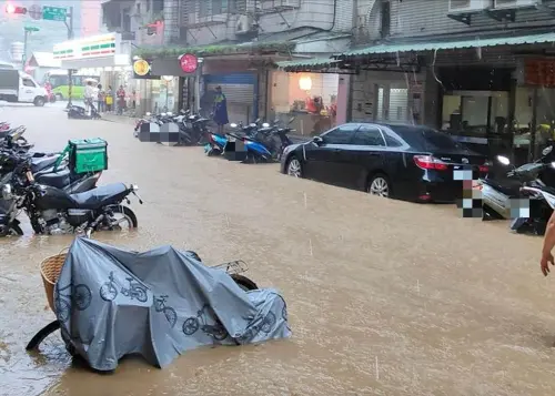 下午雷雨狂炸！信義區多處傳淹水災情　北市災害應變中心二級開設
