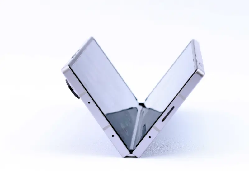 ▲三星明(9)晚間10點，將發表最新摺疊機Galaxy Z Flip7、Galaxy Z Fold7，綜合國內外傳聞，兩款螢幕都會升級。（圖為Fold6，圖／記者吳翊緁攝）