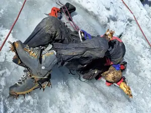 ▲秘魯的瓦斯卡蘭山，近日有登山客發現一具遺體，結果確認是遭遇雪崩失蹤22年的美國登山客史塔姆夫爾。（圖／美聯社／達志影像）