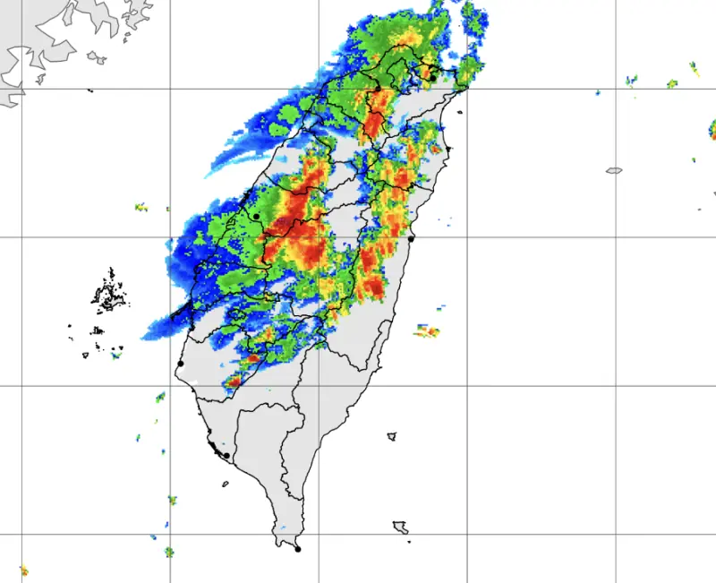 ▲今（10）日水氣偏多，一波波雲帶往台灣移入，氣象署發布「大雷雨即時訊息」。（圖／翻攝中央氣象署官網）