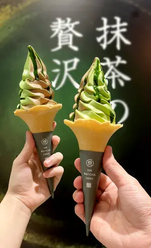 降溫消暑3大冰品買1送1!抹茶霜淇淋、双聖都半價 芒果冰免費吃 ▲一O八抹茶茶廊台中開幕連3天「綜合霜淇淋買一送一」,原價每支118元。(圖/一O八抹茶茶廊提供)