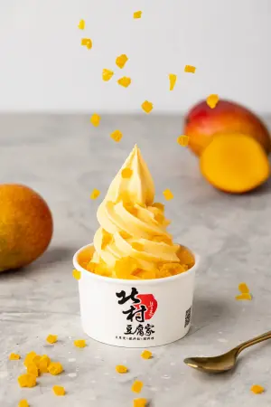 降溫消暑3大冰品買1送1!抹茶霜淇淋、双聖都半價 芒果冰免費吃 ▲「芒果輕乳酪霜淇淋」原價90元,吃北村豆腐家就能免費吃。(圖/豆府餐飲集團提供)