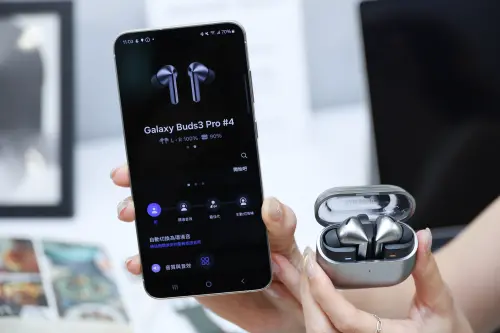 ▲三星Galaxy Watch Ultra智慧錶、Galaxy Buds3系列耳機。（圖／記者陳明安攝）