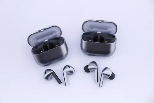 三星Galaxy Watch Ultra智慧錶、Galaxy Buds3系列耳機。(圖/記者陳明安攝) ▲三星Galaxy Watch Ultra智慧錶、Galaxy Buds3系列耳機。(圖/記者陳明安攝)