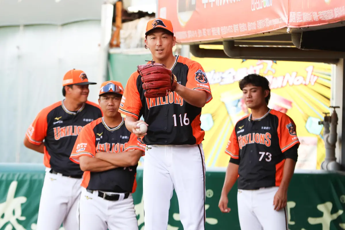 ▲統一獅今（10）日和日籍投手高塩將樹簽下2.5年合約，簽約金110萬，總教練林岳平表示，會先觀察他在場上的適應狀況，不排除擔任先發的可能。（圖／統一獅提供）